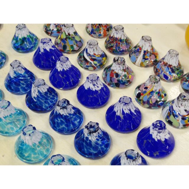 富士山の一輪挿し。
青にも色々と種類があります。

#shiraishiglassstudio 
#白石ガラス工房
#富士山の一輪挿し 
#🗻 
#mtfuji 
#fujisan