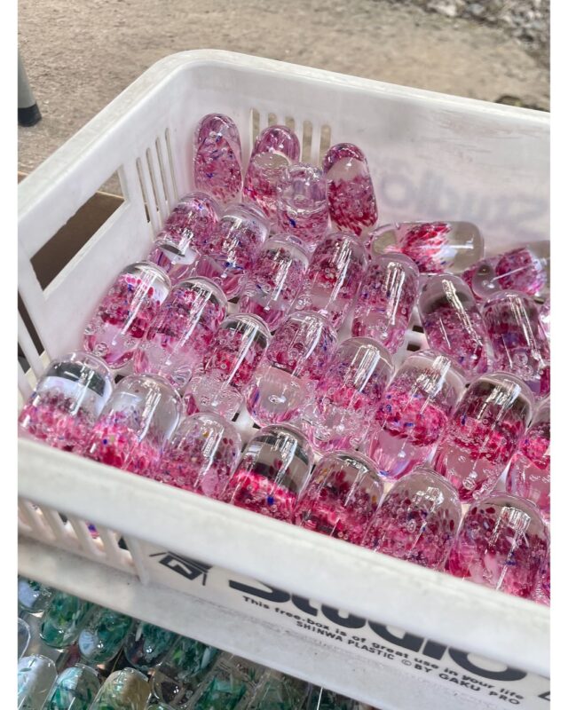 .
はんこになるガラスたち
納品に向け、色とりどりたくさん作っています
このあとは底面の削り出し！

#shiraishiglassstudio 
#白石ガラス工房 
#ガラスはんこ 
#glasswork