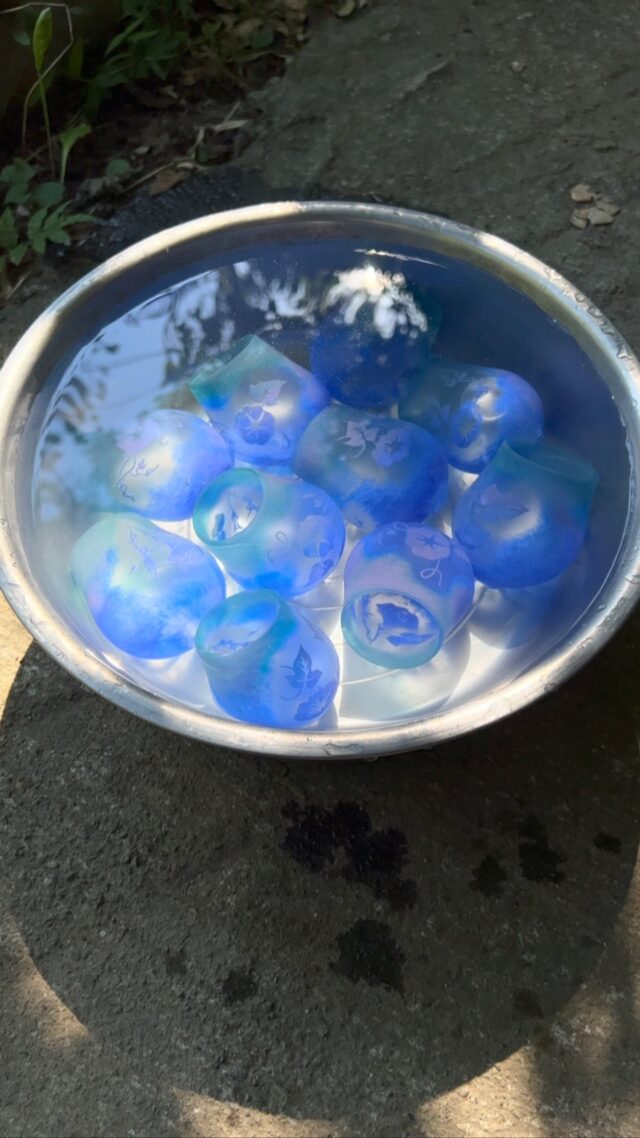 朝顔模様の風鈴🎐

色を重ねたガラス生地にサンドブラストで模様を彫った風鈴。
さわやかなグラデーションと透明感になりました。
洗った後、仕上げをして納品です。
もうひと踏ん張り。

#shiraishiglassstudio 
#白石ガラス工房 
#風鈴 
#windbell 
#glassblowing 
#吹きガラス 
#朝顔