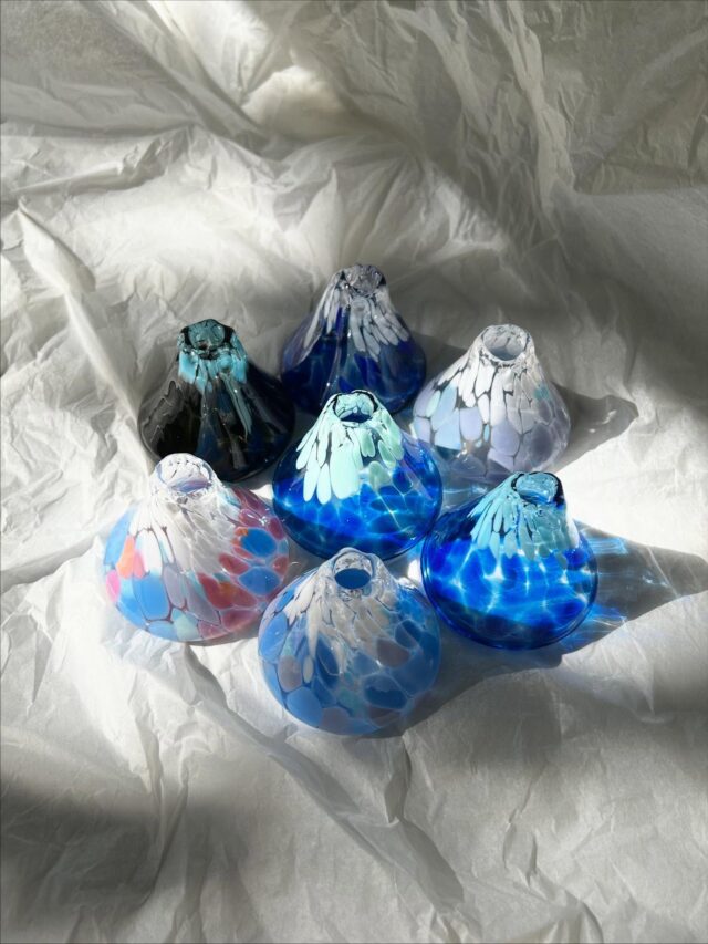 色の組み合わせは常に考えるところです🌋

#shiraishiglassstudio 
#白石ガラス工房 
#富士山の一輪挿し 
#富士山 
#glass