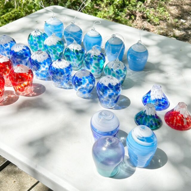 西新井大師へお送りする風鈴
夏の風鈴祭りにむけて🎐

これからまだまだ作ります！

Creating furin — Japan’s light wind chimes, a quiet herald of summer 🎐

#shiraishiglassstudio 
#白石ガラス工房 
#glasswork 
#風鈴 
#風鈴祭り