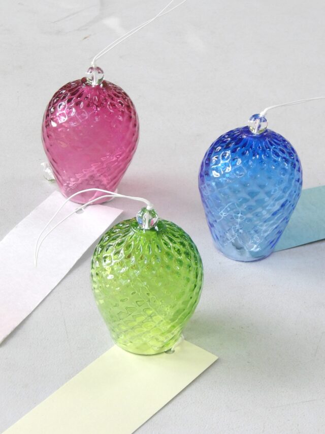 🎐
BASEに硝子風鈴を追加しました。
青、ピンク、黄緑の3種類です。

#shiraishiglassstudio 
#白石ガラス工房 
#硝子風鈴 
#風鈴 
#カラス