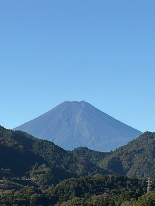 今週撮影した富士山。

だんだんと風が冷たく感じる季節となり、
富士山に雪のない風景はもう少しで終わりますね。

#富士山 
#大月市 
#山梨 
#白石ガラス工房 
#shiraishiglassstudio
